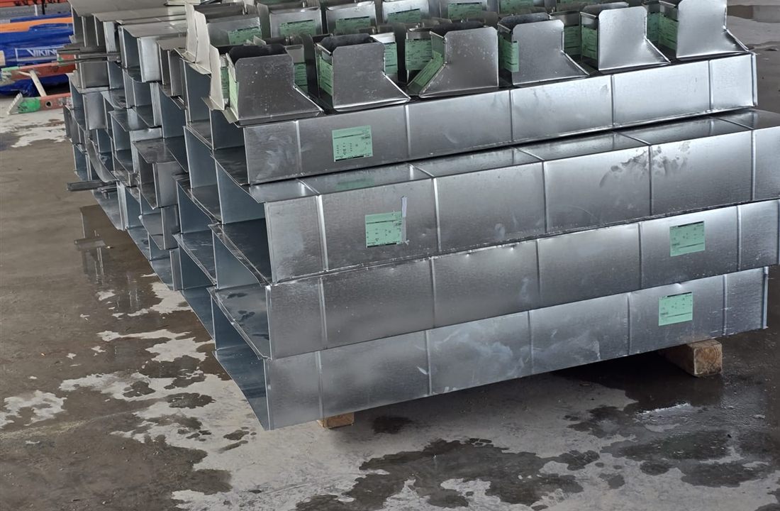 Ductos metálicos organizados en obra comercial