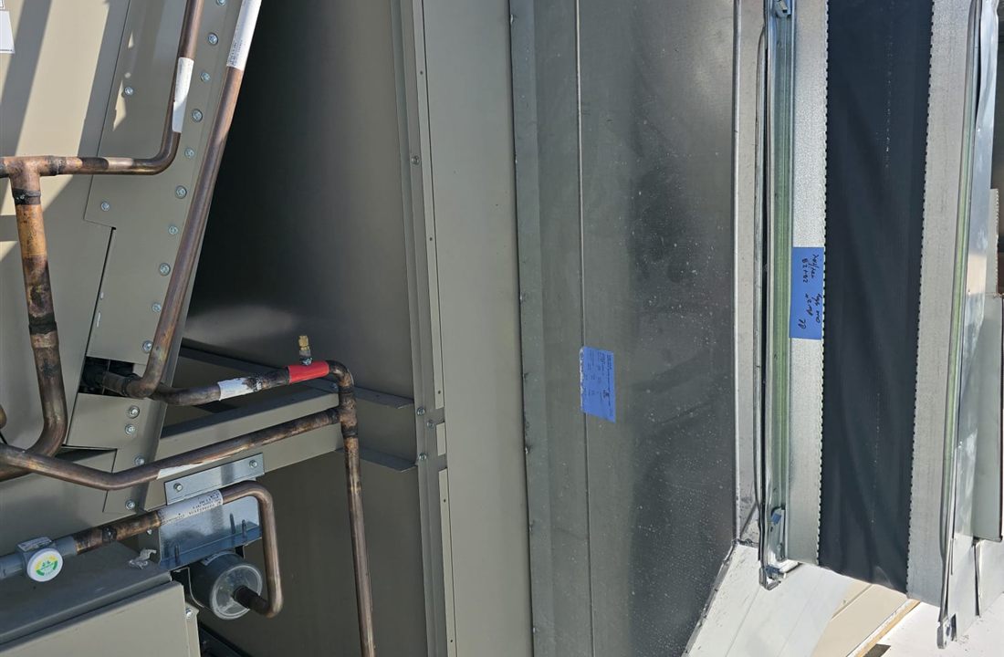 Equipo HVAC y ductería durante instalación